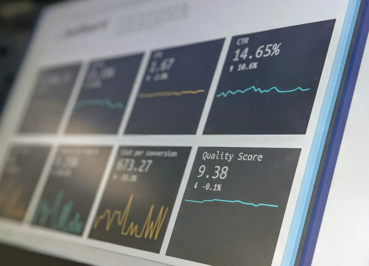 SEO記事の検索結果を分析する様子