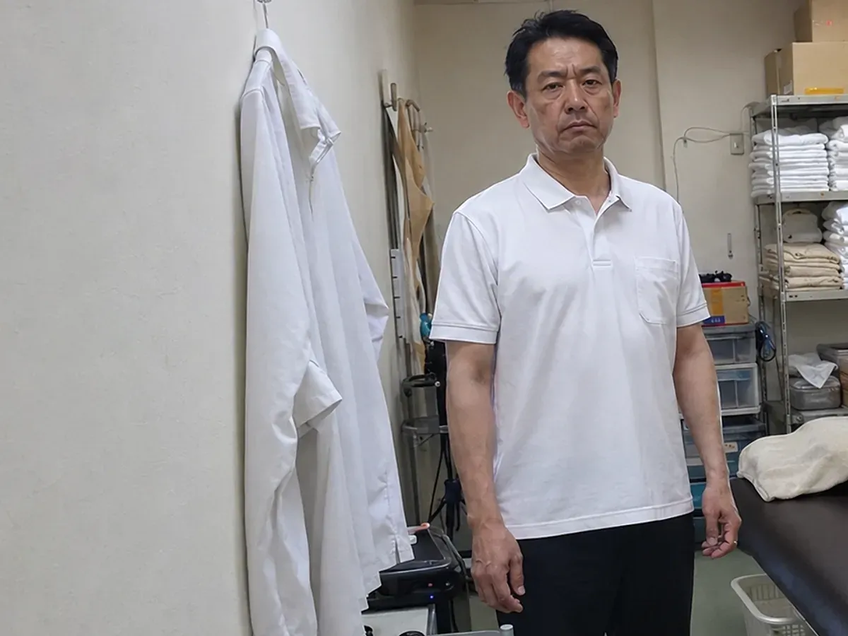 施術室に立つささき整体院代表の佐々木徹さん