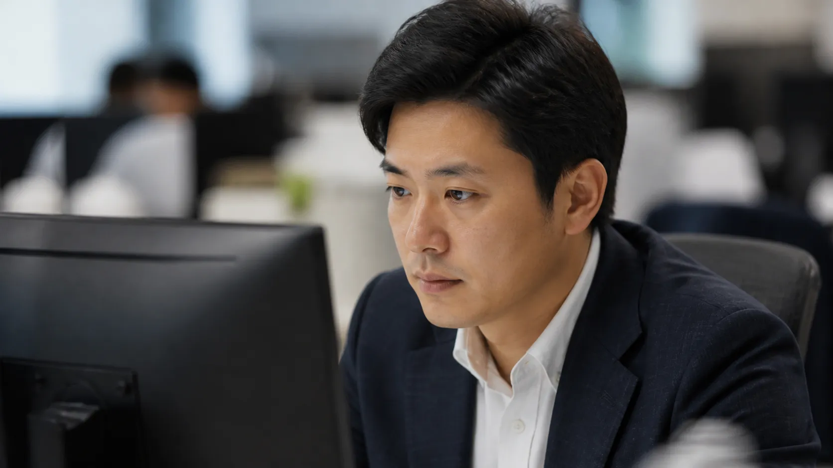 中小企業の採用ページを確認する担当者