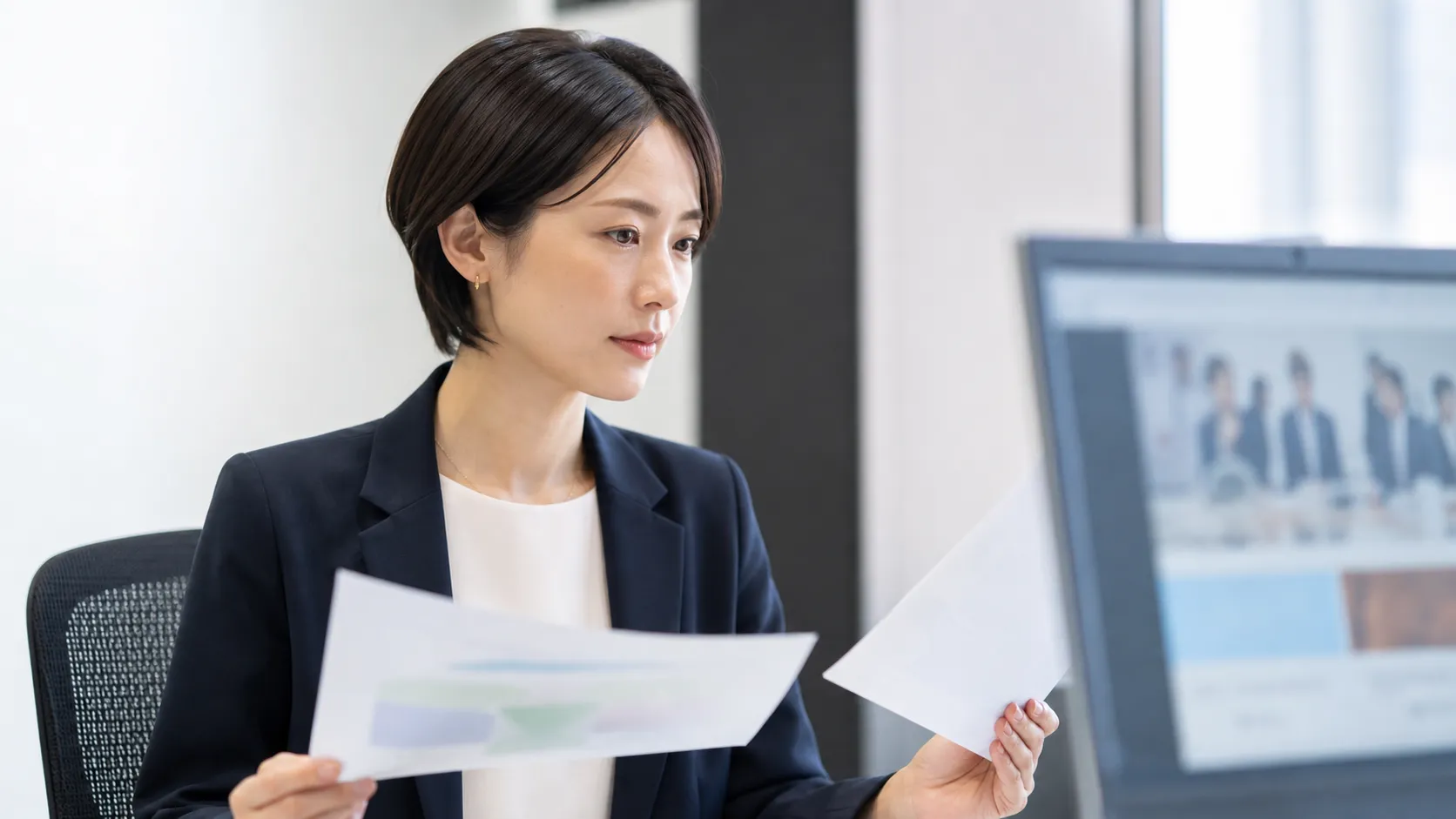 応募者が採用ページの情報を確認する様子