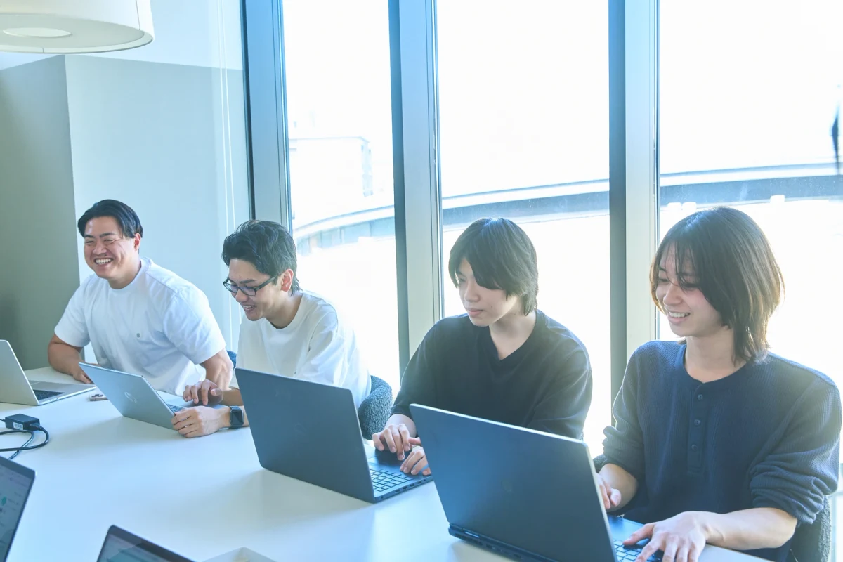 ノートパソコンを開きチームで業務を進めるプロパゲートのメンバー