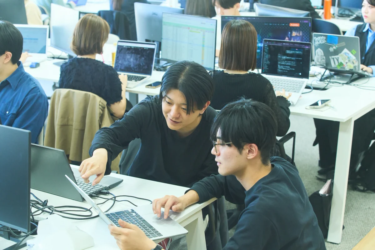 画面を確認しながら開発について相談するプロパゲートのメンバー