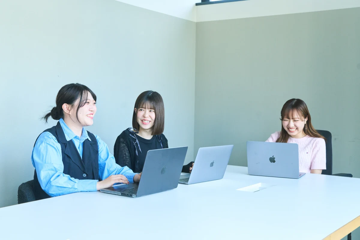 ノートパソコンを開き打ち合わせをするプロパゲートのメンバー