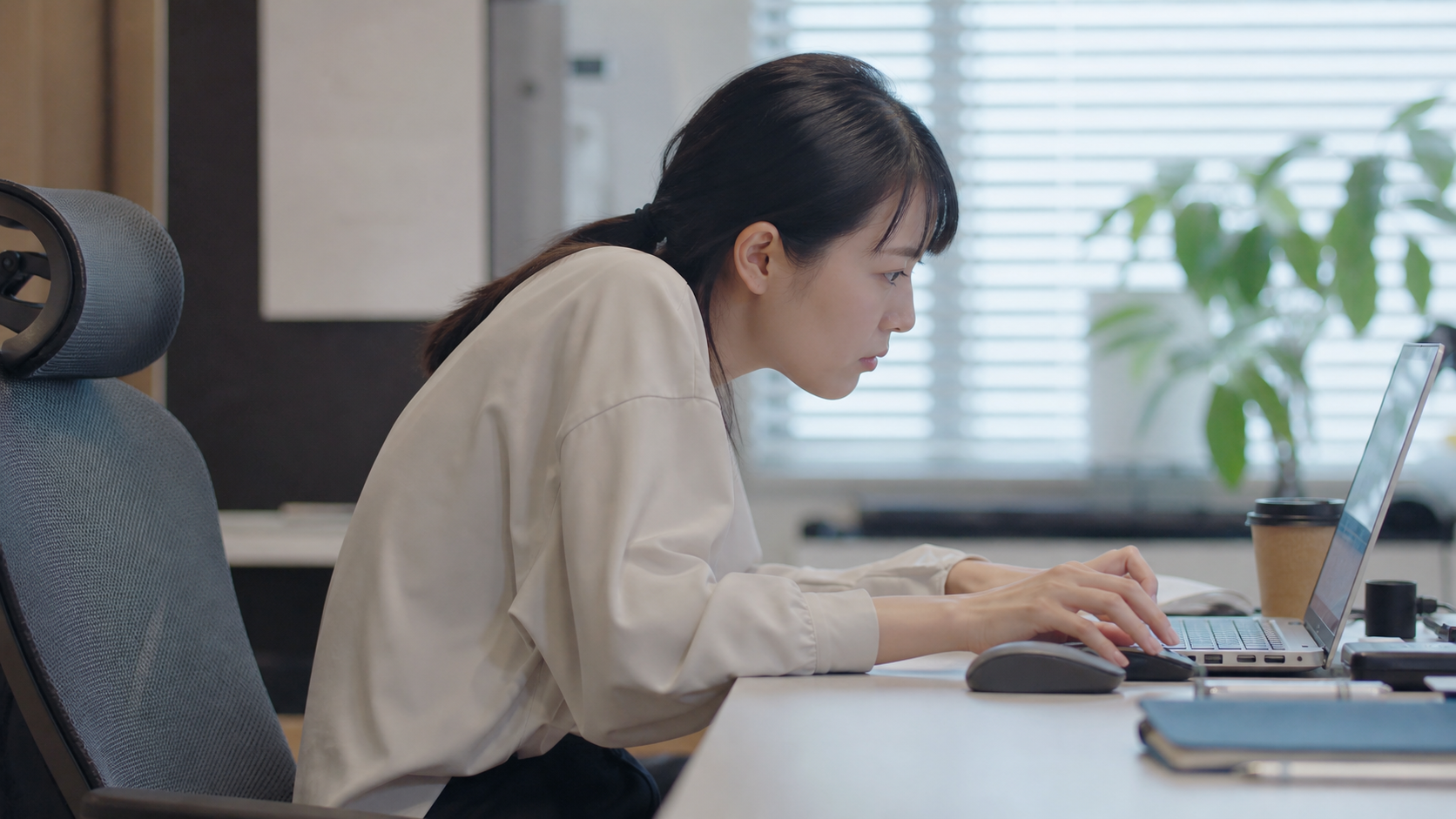 女性 姿勢改善 ジム