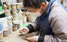 タイルの塗装工程