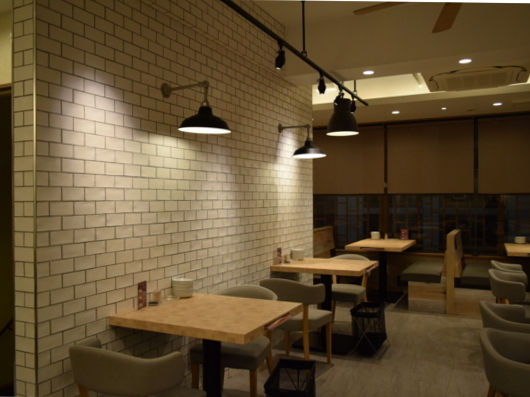 飲食店の店内壁面施工